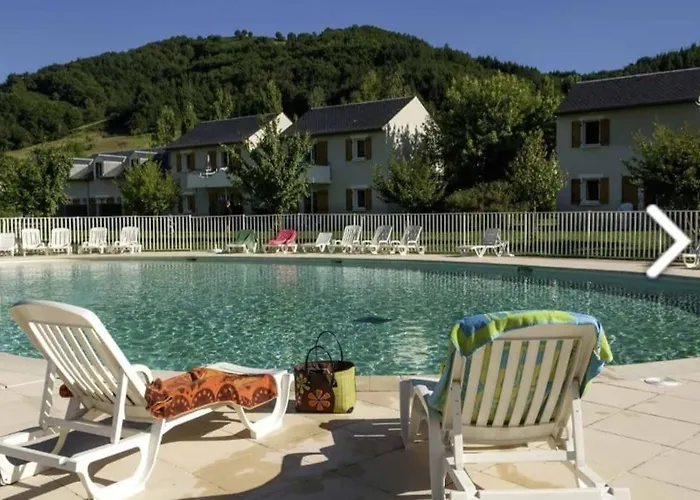 Piscine, Et Nature - Sejour Classe * Saint-Geniez-dʼOlt