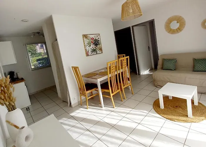 Piscine, Et Nature - Sejour Classe * Saint-Geniez-dʼOlt